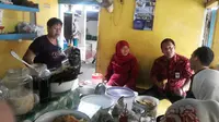 Walikota Semarang Hendrar Prihadi saat 'menyamar' di warung Bu Sujud, Semarang, Senin (26/1/2015). (Liputan6.com/Edhi Prayitno Ige)