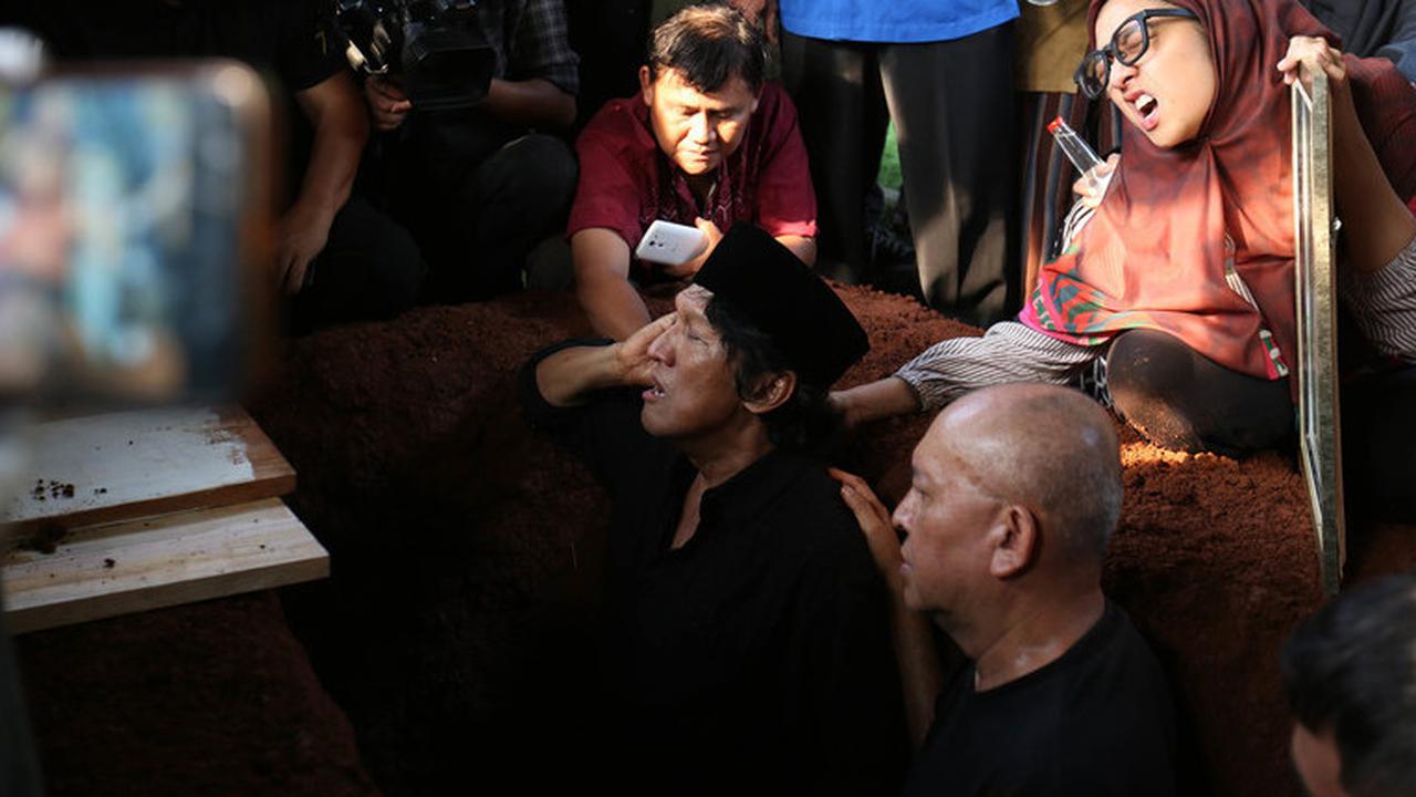 FOTO: Momen Haru Ikang Fawzi Antarkan Marissa Haque ke Peristirahatan Terakhir, Lantunkan Adzan di  Liang Lahad