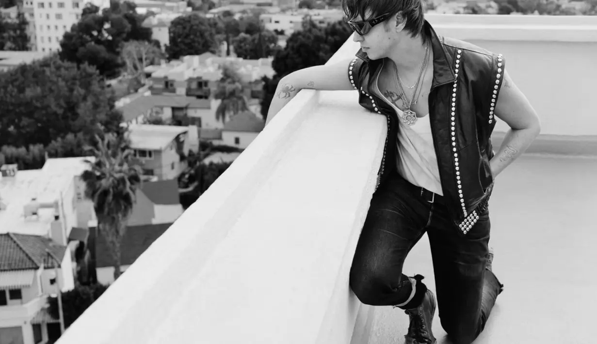 Julian Casablancas tampil layaknya anak band dengan leather sleevless jacket dan kaos putih [Celine]