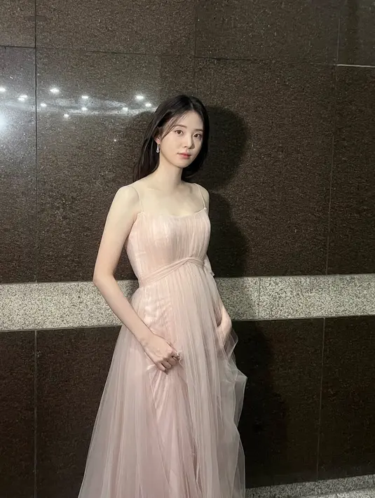 <p>Shin Shi ah tampil mengenakan gaun flowy soft pink spaghetti strap dipermanis menggunakan anting-anting silver. [@management_soop]</p>