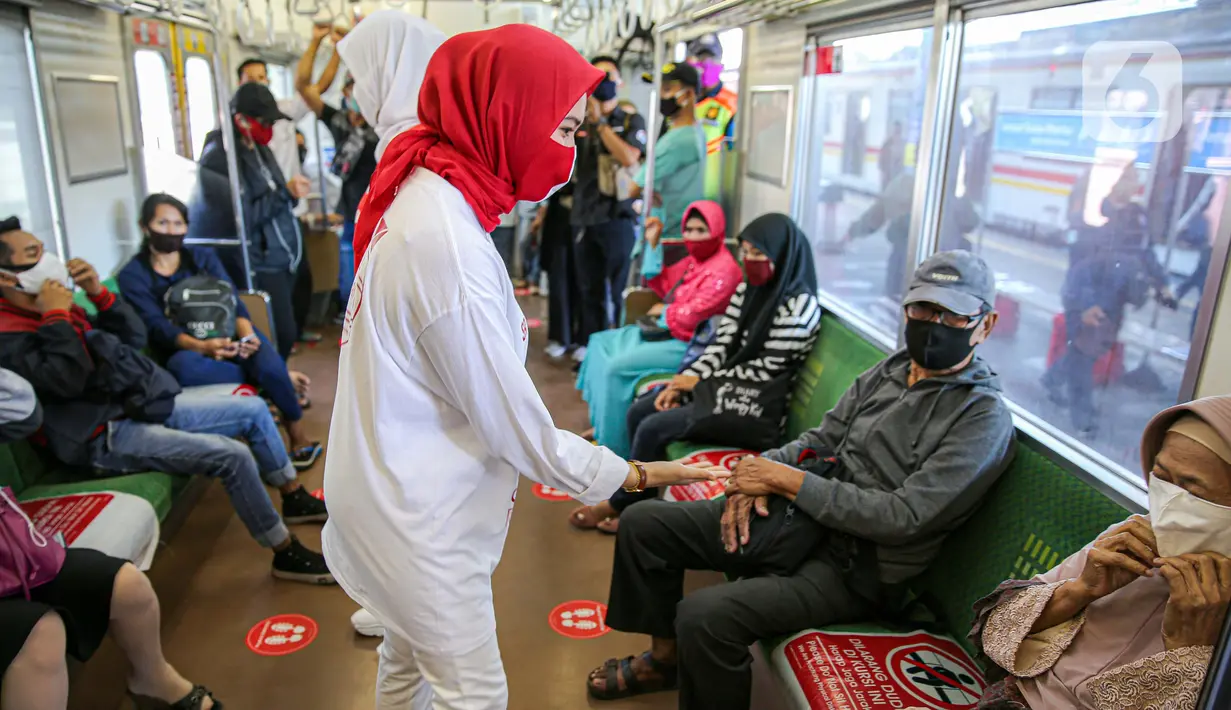 Sekelompok milenial PT KCI bernama C-Ranger membagikan masker kepada para pengguna jasa KRL di Stasiun Tanah Abang, Jakarta, Senin (17/8/2020). PT Kereta Commuter Indonesia (KCI) memperingati Hari Kemerdekaan RI dengan membagikan masker kepada para pengguna jasa KRL. (Liputan6.com/Faizal Fanani)