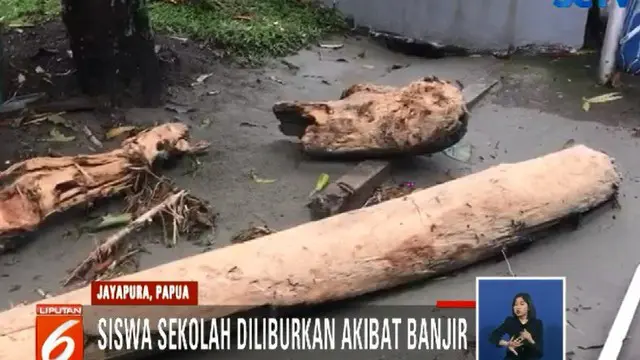 Sampah yang ditinggalkan banjir bandang, masih menghalangi akses masuk SMPN 2 Sentani.