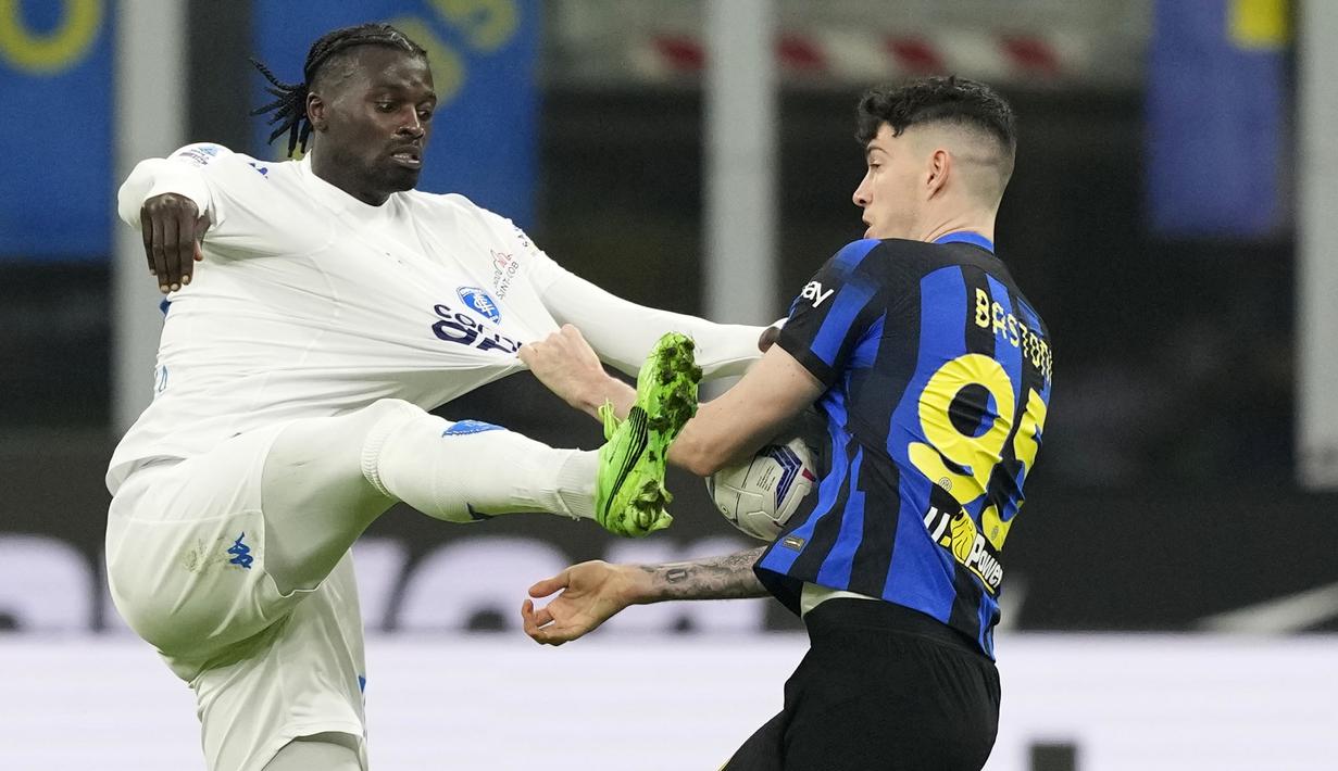 Pemain Inter Milan, Alessandro Bastoni (kanan) berebut bola dengan pemain Empoli, Mbaye Niang pada laga lanjutan Liga Italia 2023/2024 yang berlangsung di Stadion Giuseppe Meazza, Milan, Italia, Selasa (02/04/2024) WIB. (AP Photo/Antonio Calanni)