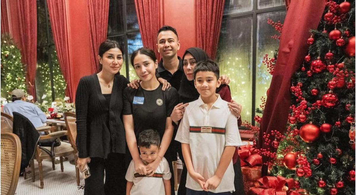 7 Potret Kemeriahan Ulang Tahun Mama Amy, Kejutan Manis dari Raffi Ahmad dan Keluarga Besar