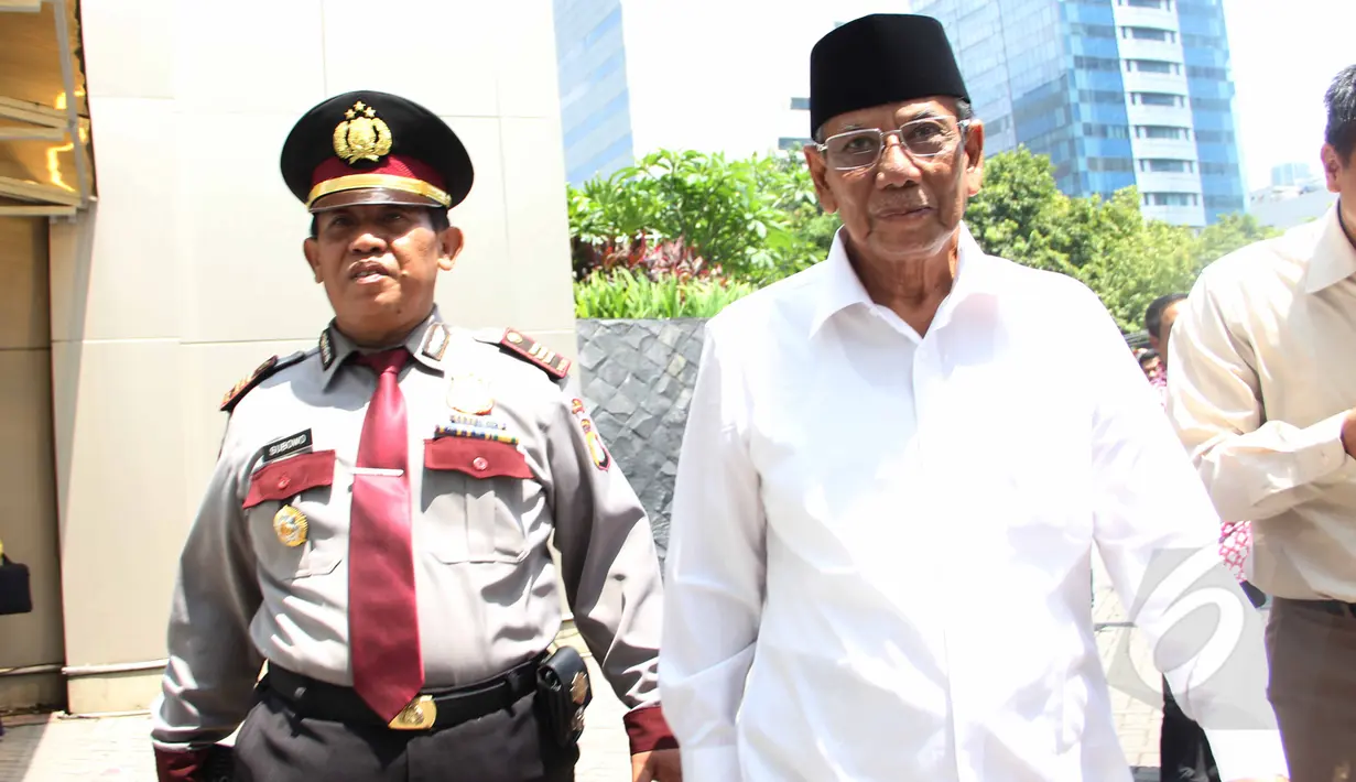 K.H Hasyim Muzadi bergegas meninggalkan Gedung KPK usai menjenguk mantan Ketua Umum Partai Demokrat Anas Urbaningrum, Jakarta, Senin (23/3/2015). (Liputan6.com/Helmi Afandi)