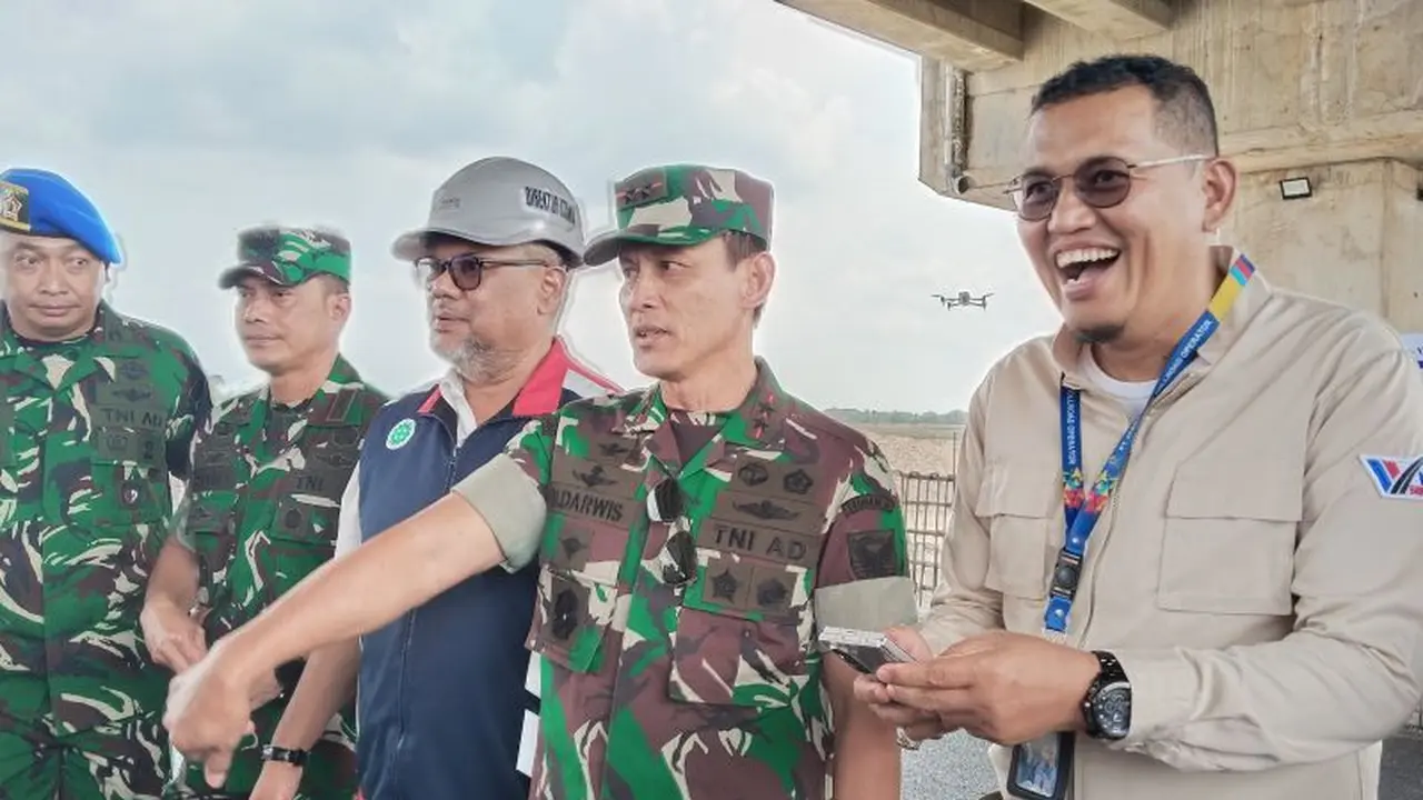 Panglima Kodam II/Sriwijaya Mayjen TNI Ujang Darwis saat meninjau jalur mudik Lebaran 2026