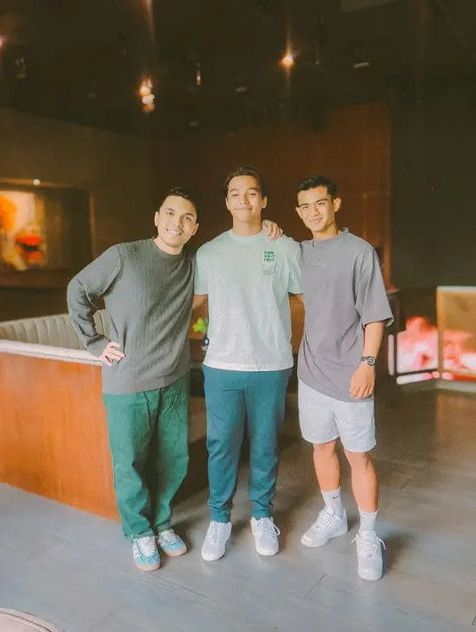 Berpose dengan Thariq Halilintar dan seorang temannya, Pratama Arhan tampil simpel mengenakan kaus lengan pendek berwarna abu-abu tua dan celana pendeknya yang senada, kaus kaki panjang putih dan sneakersnya yang juga berwarna putih. [Foto: Instagram/pratamaarhan8]