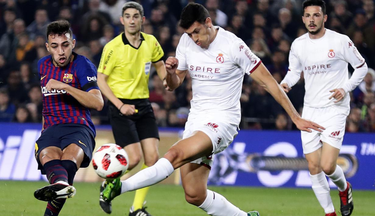 Striker Barcelona, Munir El Haddadi, melepaskan tendangan ke gawang Cultural Leonesa pada laga Copa del Rey di Stadion Camp Nou, Rabu (5/12). Barcelona menang 4-1 atas Cultural Leonesa. (AP/Manu Fernandez)