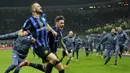 Pemain Inter Milan, Stefan de Vrij merayakan gol penyeimbang 1-1 ke gawang AC Milan dalam laga lanjutan Liga Italia 2024/2025 di San Siro, Milan, Italia, Senin (03/02/2025) WIB. (AP Photo/Antonio Calanni)