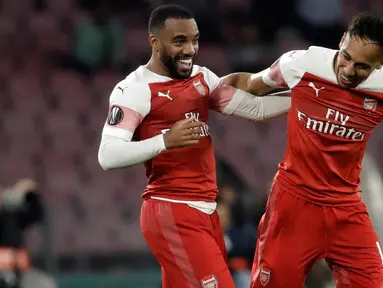 Penyerang Arsenal, Alexandre Lacazette (kiri) berselebrasi bersama rekannya Pierre-Emerick Aubameyang usai mencetak gol ke gawang Napoli pada leg kedua babak perempat final Liga Europa di stadion San Paolo di Naples, Italia (18/4). Arsenal menang tipis 1-0 atas Napoli. (AP Photo/Luca Bruno)