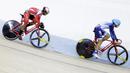 Pesepeda Indonesia, Angga Dwi Wahyu (kiri), memacu kecepatan pada nomor scratch race junior putra saat Asian Track Championship 2019 di Jakarta International Veledrome, Jakarta, Kamis (10/1). Angga berhasil meraih emas. (Bola.com/Yoppy Renato)