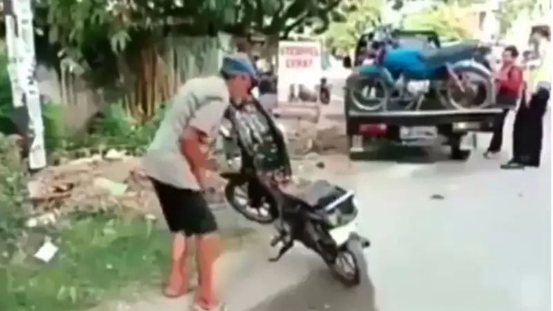 Seorang kakek membakar motornya sendiri setelah terkena tilang di Palu, Sulawesi Tengah.