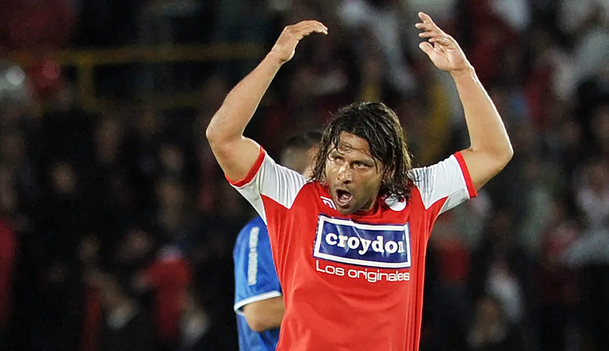 Gerardo Bedoya. Gelandang Kolombia yang kini berusia 46 tahun dan telah pensiun pada Juli 2015 bersama Cucuta Deportivo ini tercatat sebagai pemain dengan koleksi kartu merah terbanyak sepanjang kariernya, yaitu total 46 kartu merah. Pemain yang menghabiskan seluruh karier sepak bolanya mulai 1995 hingga 2015 bersama klub-klub Amerika Selatan ini kini menjabat sebagai manajer tim Valledupar, klub di kasta kedua Liga Kolombia. (AFP/Guillermo Legaria)