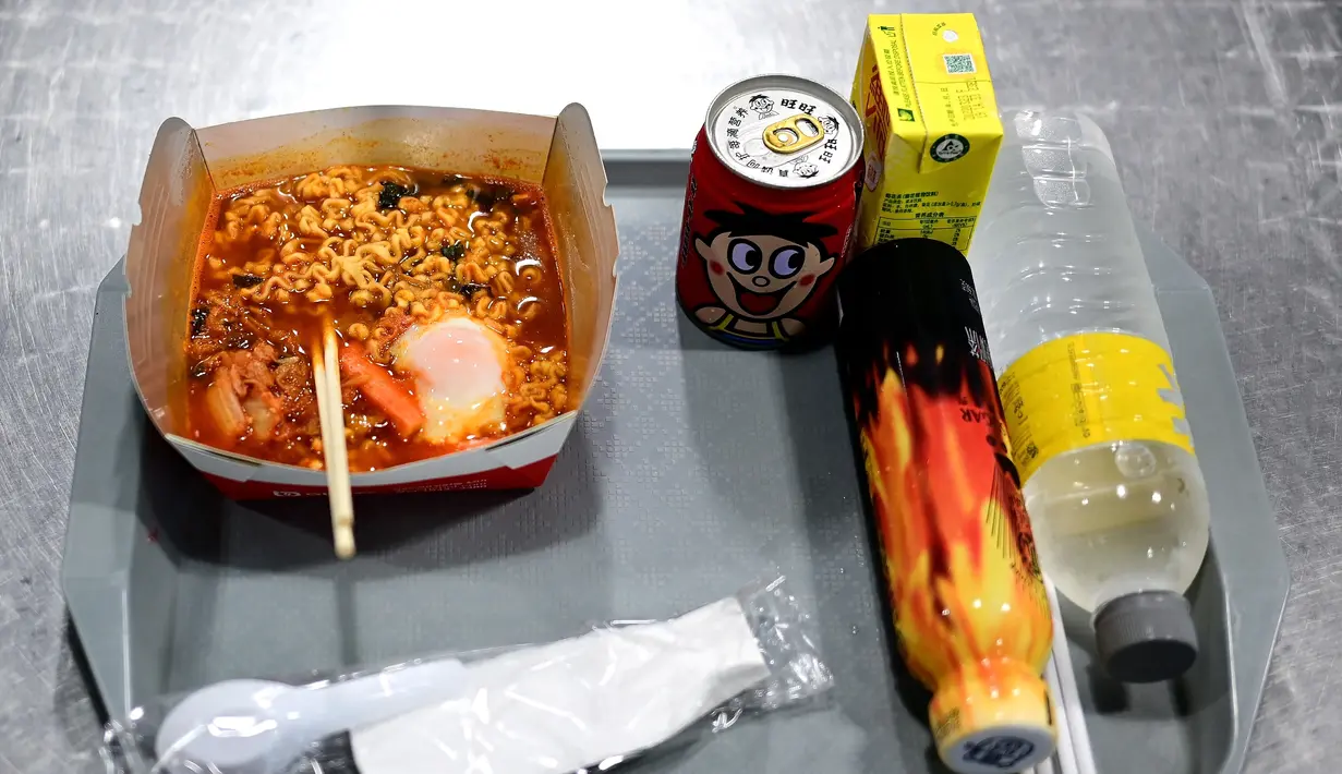 Sebuah nampan dengan mie instan digambarkan di atas meja di toko Good Noodle yang menjual berbagai macam mie instan dari seluruh Asia, di Bangkok (25/8/2022). Thailand akan menaikkan harga mie instan Thailand, kata departemen perdagangan 24 Agustus menandai kenaikan harga pertama pada kebutuhan pokok harian dalam 14 tahun. (AFP/Vatsyayana)