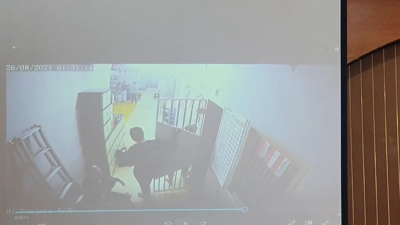 Majelis hakim mempertontonkan rekaman CCTV penganiayaan Muhammad Kece di Rutan Bareskrim Polri.