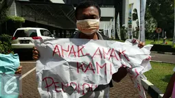 Seorang pengunjuk rasa saat melakukan aksi unjuk rasa di KHLK, Jakarta, Jumat (9/9). Mereka menuntut PT. Musi Hutan Persada (MHP) kepada KLHK karena menggusur pemukiman dan Ladang Perkebunan warga di sana. (Liputan6.com/Johan Tallo)