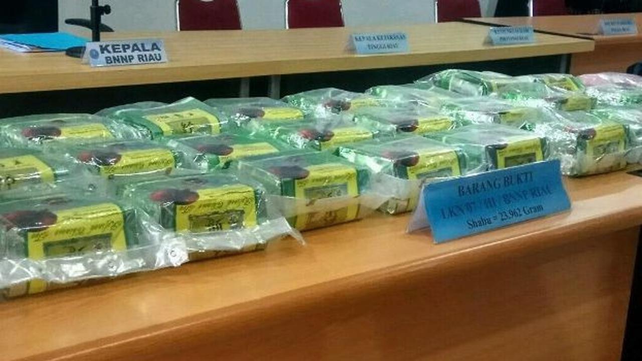 Sementara itu, Kapolrestabes Medan, Kombes Pol Teddy Jhon Sahala Marbun mengatakan, polisi masih memburu 10 pelaku penyerangan dan perusakan mobil petugas saat proses penangkapan itu.<br>