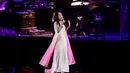 Konser Diva asal Malaysia, Sheila Majid berlangsung meriah. Penonton yang kebanyakan generasi lawas, diajak bernostalgia dengan lagu-lagu hits Sheila Majid. (Andy Masela/Bintang.com)