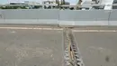 Penampakan retakan yang terjadi di flyover Cengkareng, Jakarta, Kamis (27/12). Flyover arah Kembangan menuju Cengkareng ini ditutup sejak Rabu, 26 Desember 2018. (Liputan6.com/Herman Zakharia)