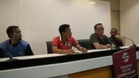Widodo C Putro saat mendengarkan penjelasan Sekretaris Tim Sriwijaya FC, Ahmad Haris (Liputan6.com/Ahmad Haris)