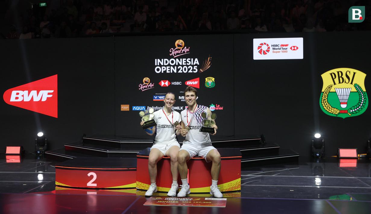 Ganda campuran Prancis, Thom Gicquel/Delphine Delrue, melakukan selebrasi diatas podium setelah menaklukkan Thailand, Dechapol Puavaranukroh/Supissara Paewsampran pada laga final Indonesia Open 2025 di Istora Gelora Bung Karno, Senayan, Jakarta, Minggu (8/6/2025). Wakil Prancis itu menang dengan skor skor 21-16, 21-18. (Bola.com/M Iqbal Ichsan)