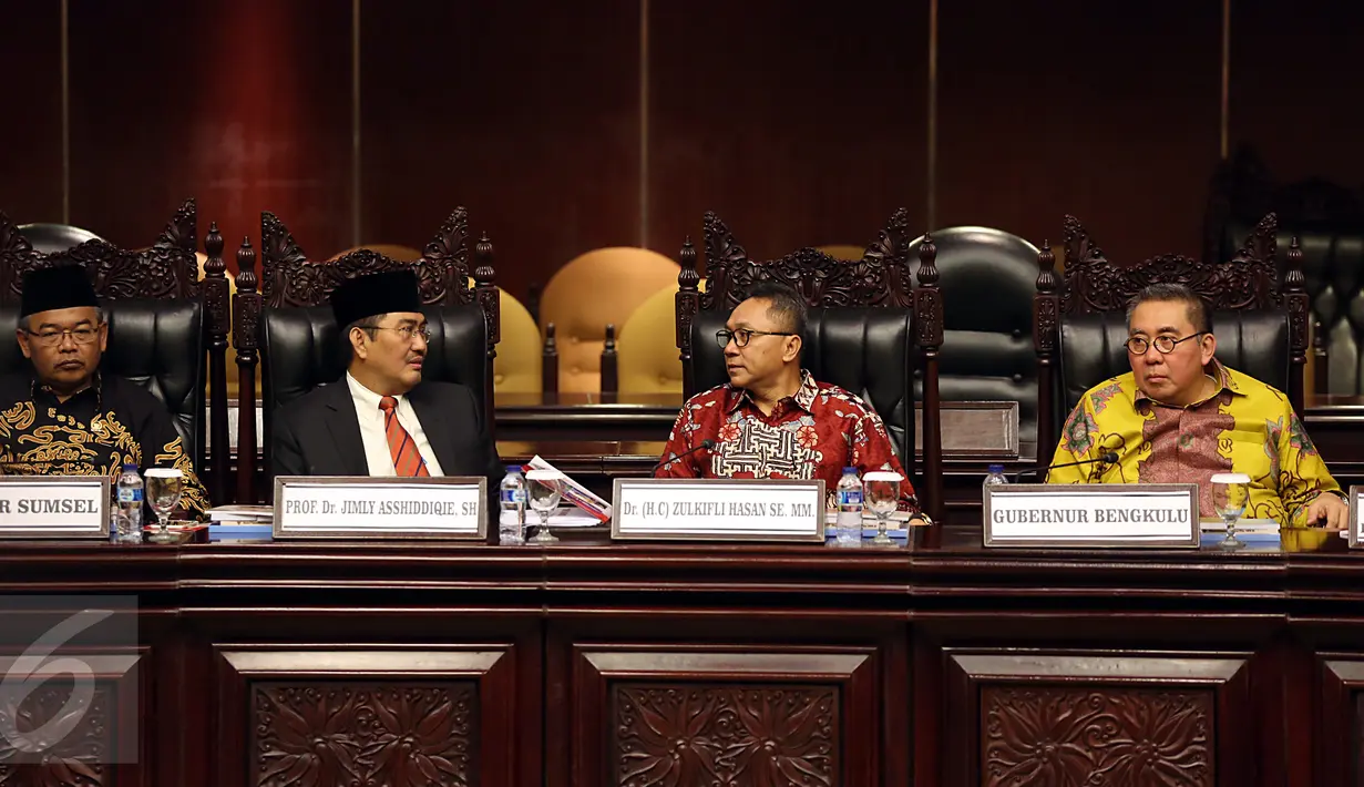 Ketua DPD Mohammad Saleh, Ketua BKM , Jimly Asshidiqie, Ketua MPR Zulkifli Hasan, dan Gubernur Bengkulu Ridwan Mukti, (dari kiri) menghadiri  Sosialisasi 4 Pilar MPR di Jakarta, Senin (6/3). (Liputan6.com/Johan Tallo)