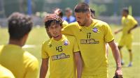 Caio Ruan dan Gitra Yuda Furton, duet lini belakang Arema yang dijuluki Puyol-Pique. (Bola.com/Iwan Setiawan)