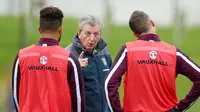 Pelatih Timnas Inggris Roy Hodgson memberi instruksi kepada anak asuhnya saat latihan di  St. George’s Park, Inggris, Rabu (07/10/15). (Reuters / John Sibley)