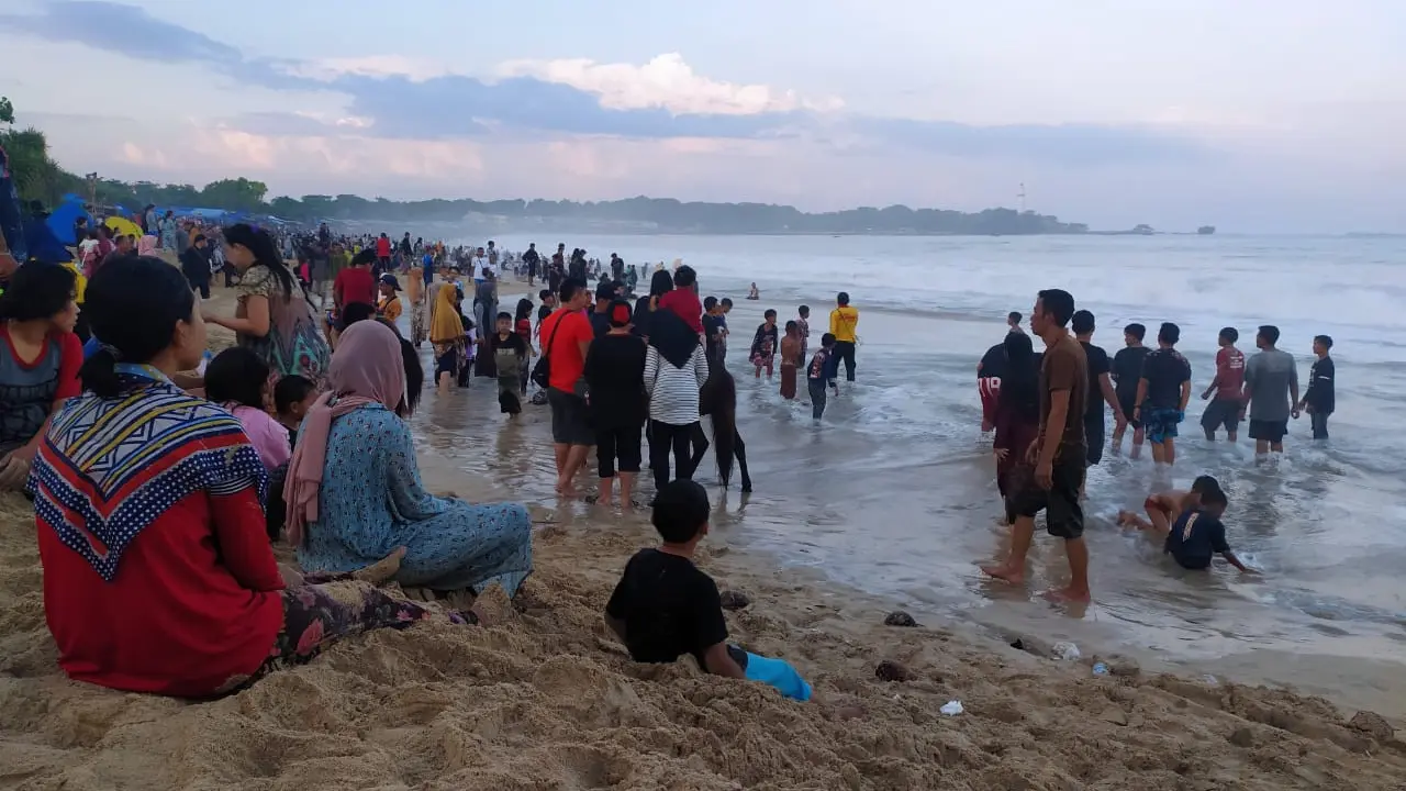 Ribuan pengunjung nampak menyemut berkumpul di bibir pantai Santolo, saat lebaran Idul Fitri beberapa waktu lalu.