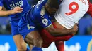 Pemain West Bromwich, Salomon Rondon (kanan) diadang pemain Leicester City, Wes Morgan pada laga Premier League di King Power Stadium, Leicester, (16/10/2017). Leicester bermain imbang 1-1. (AFP/Lindsey Parnaby)