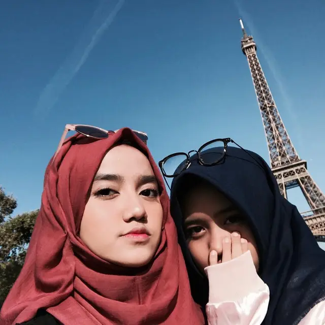 6 Potret Kebersamaan Wirda Mansur dan Adiknya Qumii Mansur, Bak Kembar