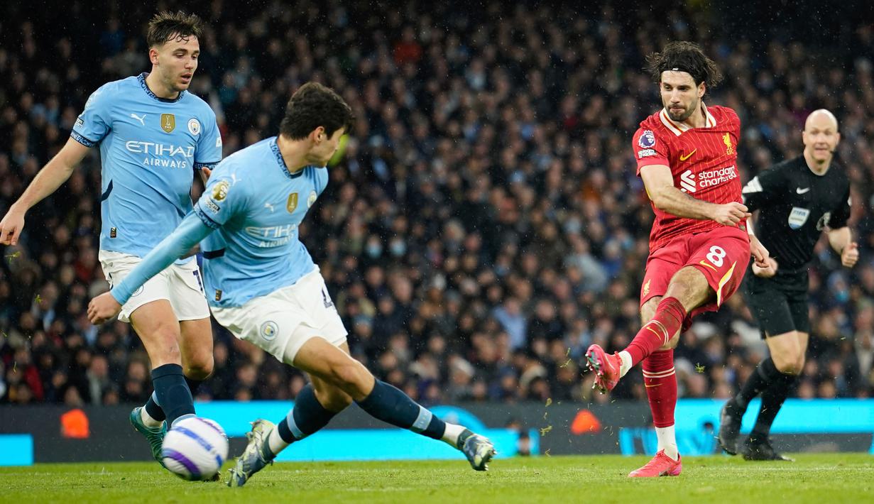 Pemain Liverpool, Dominik Szoboszlai, mencetak gol ke gawang Manchester City dalam lanjutan Liga Inggris 2024/2025 di Etihad Stadium, Minggu (23/2/2025) malam WIB. (AP Photo/Dave Thompson)