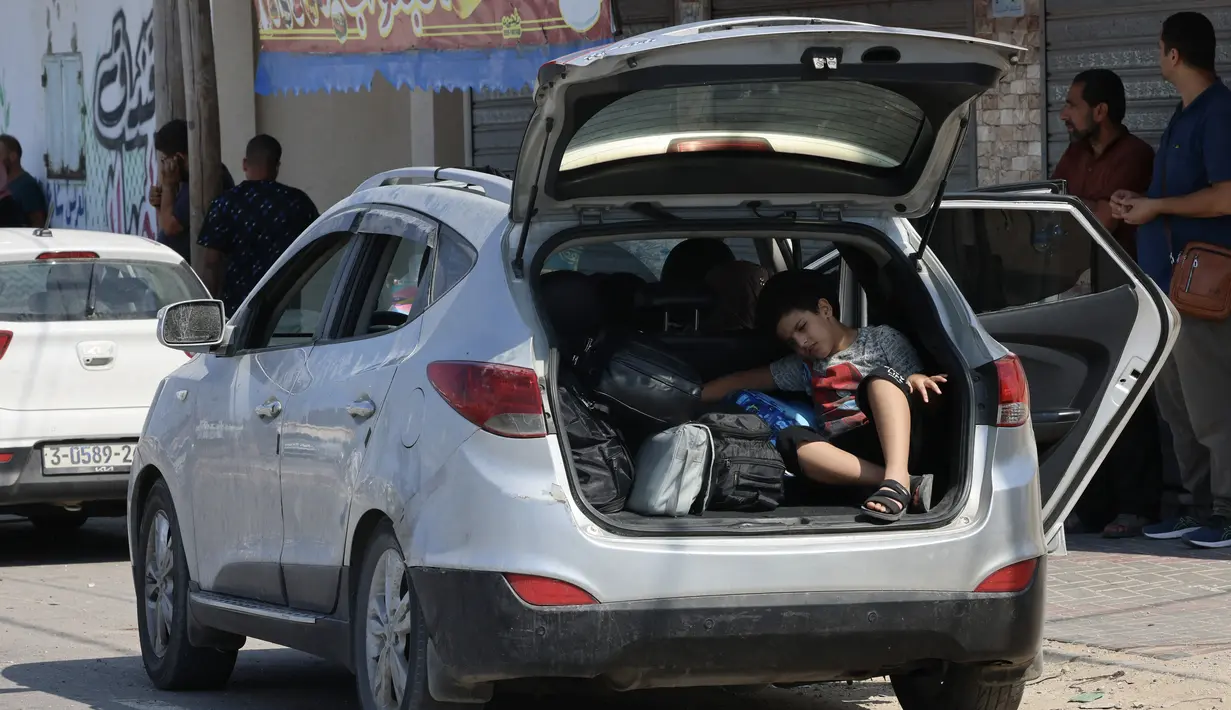 Seluruh lingkungan di Gaza—yang dihuni oleh 2,3 juta orang, setengah dari mereka adalah anak-anak—telah hancur akibat pengeboman yang terus-menerus, memaksa 338.000 warga Palestina meninggalkan rumah dan berlindung. (Photo by SAID KHATIB / AFP)