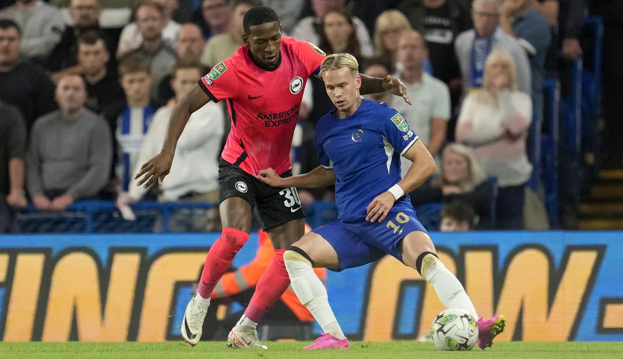 Bek Brighton, Pervis Estupinan berebut bola dengan gelandang Chelsea Mykhailo Mudryk pada laga putaran ketiga Carabao Cup 2023/2024 yang digelar di Stamford Bridge, Kamis (28/9/2023) dini hari WIB. (AP Photo/Kin Cheung)