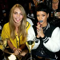 Selama beberapa tahun belakangan ini, Cara dan Rihanna sering terlihat menghabiskan waktu bersama. (hellogiggles.com)