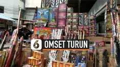 Larangan melakukan perayaan malam tahun baru berdampak pada penurunan penjualan kembang api dan terompet di Pasar Asemka, Jakarta Barat.