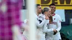 Pemain Manchester United, Rasmus Hojlund melakukan selebrasi dengan rekan setimnya setelah mencetak gol kedua timnya saat pertandingan sepak bola Liga Premier Inggris melawan Luton Town di Kenilworth Road, Luton, Inggris, Minggu 18 Februari 2024. (AP Photo/Ian Walton)