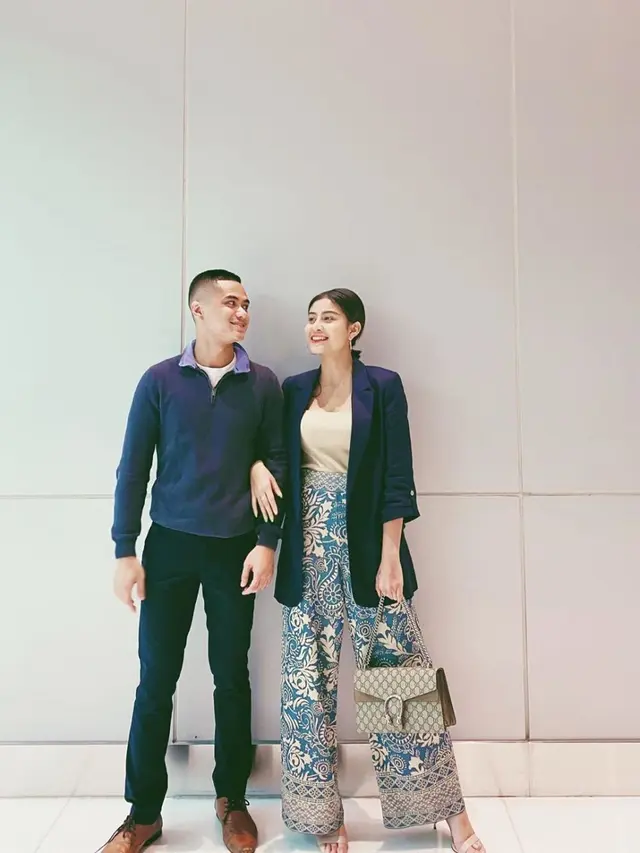 6 Potret Kekompakan Awkarin dan Sabian Tama Pakai Baju Kembar, Makin Serasi