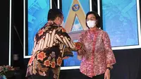 Menteri Keuangan, Sri Mulyani, memberi Pemerintah Kota Tangerang penghargaan setelah meraih opini Wajar Tanpa Pengecualian (WTP) selama 15 tahun terakhir (Istimewa)