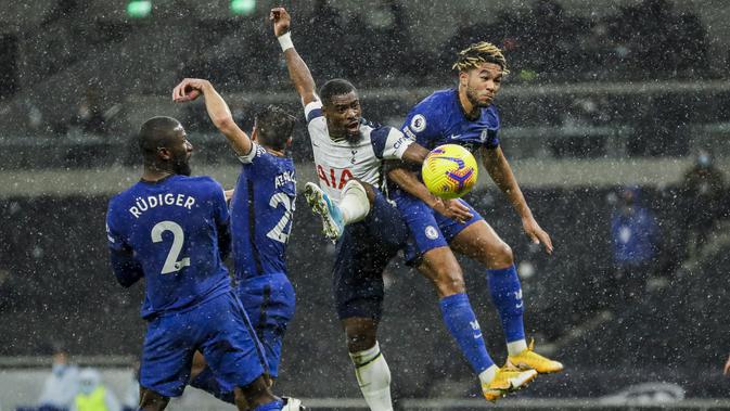 Serge Aurier dari Tottenham rebutan bola dengan Reece James dari Chelsea pada laga Liga Inggris di Tottenham Hotspur Stadium di London, Inggris, Kamis, 4 Februari 2021. (Kirsty Wigglesworth / Pool melalui AP)