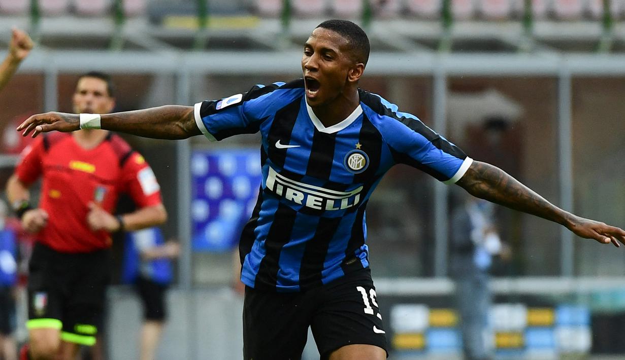 Ashley Young. Ia sempat ditangani Alex Ferguson selama dua musim sejak awal kedatangannya dari Aston Villa pada 2011/2012. Ia mampu tampil dalam 56 laga di bawah asuhan Sir Alex dan terus bertahan hingga pertengahan musim 2019/2020 hingga hijrah ke Inter Milan dan Aston Villa. (AFP/Miguel Medina)