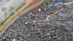 Penampakan ribuan motor bekas yang dibuang di sebuah tempat penampungan di Binzhou, Hunan, China, 9 Juni 2015. (REUTERS/Stringer CHINA OUT)