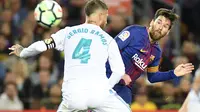 Duel antara Lionel Messi dan Sergio Ramos kala Barcelona bertemu Real Madrid dalam laga jornada 36 La Liga di Camp Nou, 6 Mei 2018. (LLUIS GENE / AFP)