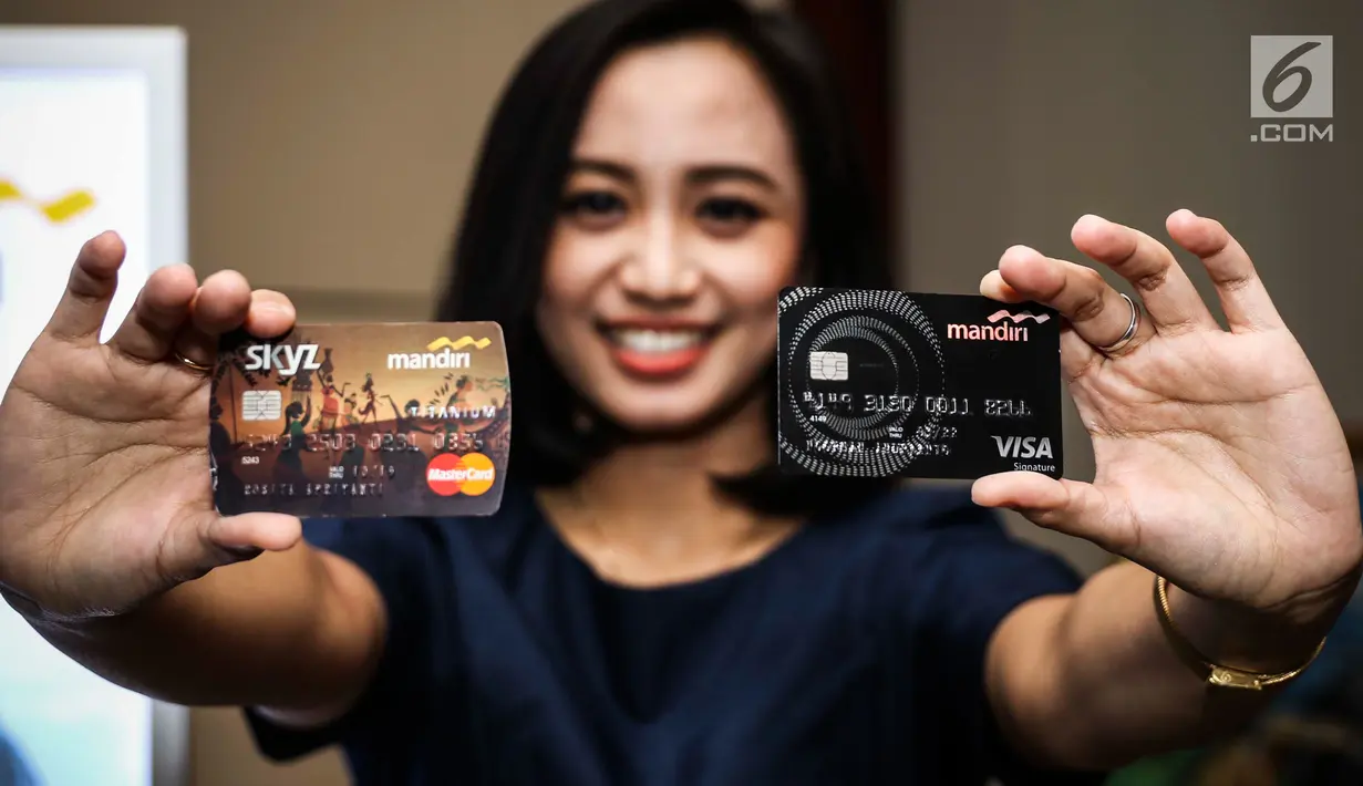 Pramuniaga menunjukan kartu kredit bank Mandiri di Jakarta, Rabu (6/9). Bank Mandiri membantu penderita penyakit jantung menjalani perawatan medis di IJN Kuala Lumpur melalui program diskon 38%. (Liputan6.com/Angga Yuniar)