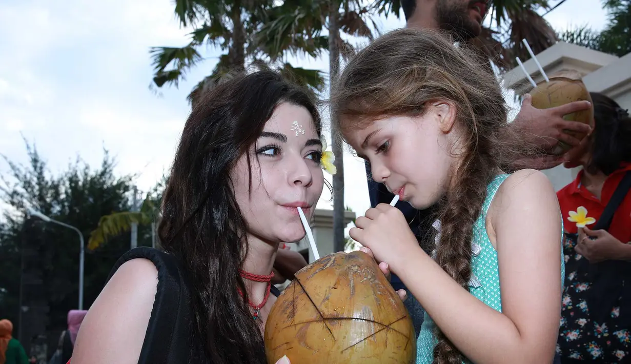 Mendapatkan kesempatan berada di Indonesia, bintang asal Turki itu tak mau melewatkan berlibur ke Bali. (Deki Prayoga/Bintang.com)