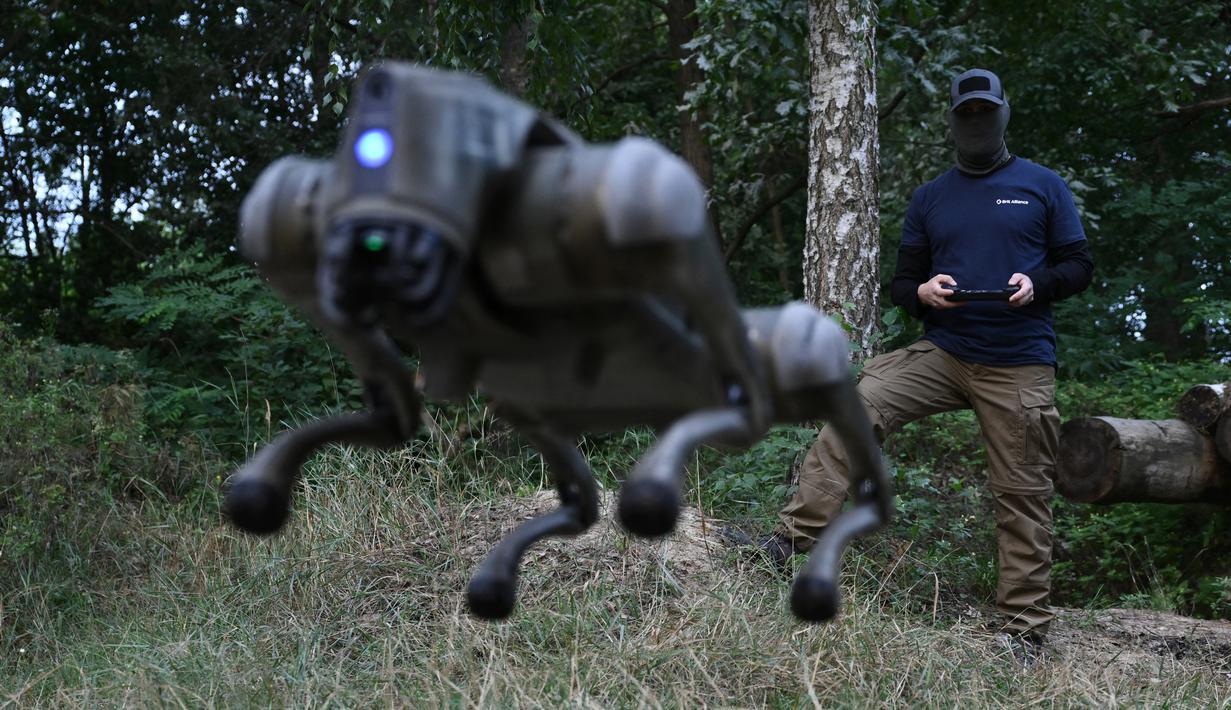 Operator dengan tanda panggilan Yuri mendemonstrasikan kemampuan robot anjing di lokasi yang dirahasiakan di Ukraina, di tengah invasi Rusia pada 7 Agustus 2024. (GENYA SAVILOV / AFP)