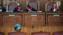 Majelis hakim berdiskusi disela sidang tuntutan dengan terdakwa kasus dugaan penyebaran berita bohong atau hoaks Ratna Sarumpaet di Pengadilan Negeri Jakarta Selatan, Selasa (28/5/2019). Jaksa penuntut umum menuntut Ratna Sarumpaet dengan hukuman 6 tahun penjara. (Liputan6.com/Faizal Fanani)