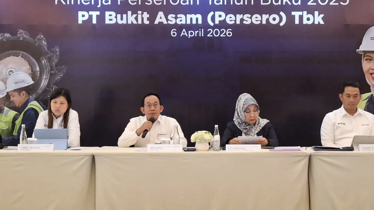 Direktur Utama PT Bukit Asam (Persero) Tbk atau PTBA, Arsal Ismail dalam Konferensi Pers di Jakarta, Senin (6/4/2026). (Liputan6.com/Arief)