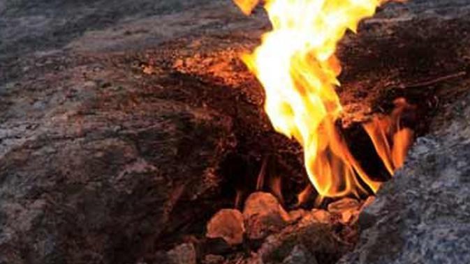 6 Wisata Api Abadi Di Ri Yang Tak Padam Oleh Hujan Badai Citizen6 Liputan6 Com