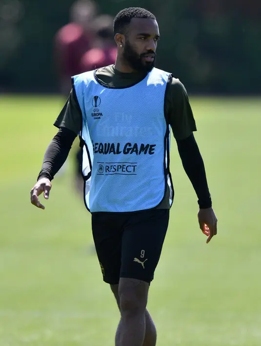 Penyerang Arsenal, Alexandre Lacazette saat mengikuti sesi pelatihan tim di pusat pelatihan London Colney di St. Albans (21/5/2019). Arsenal akan bertanding melawan Chelsea pada babak Final Liga Europa pada 29  Mei di Baki Olimpiya Stadionu. (AFP Photo/Olly Greenwood)